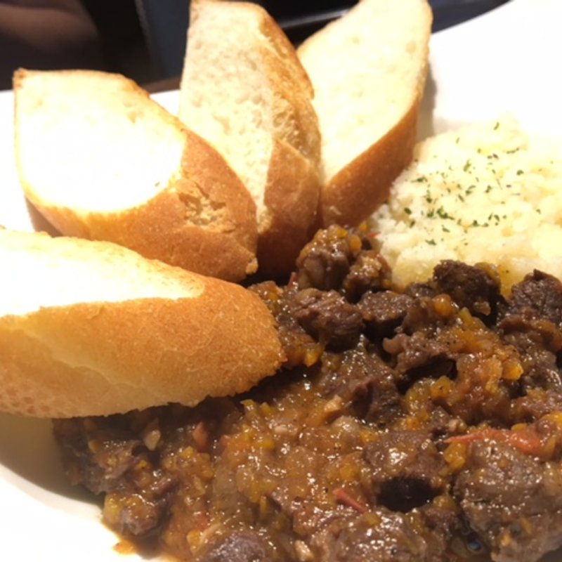 牛筋肉ワイン煮込み バゲット添え(GreenGarden 池袋)