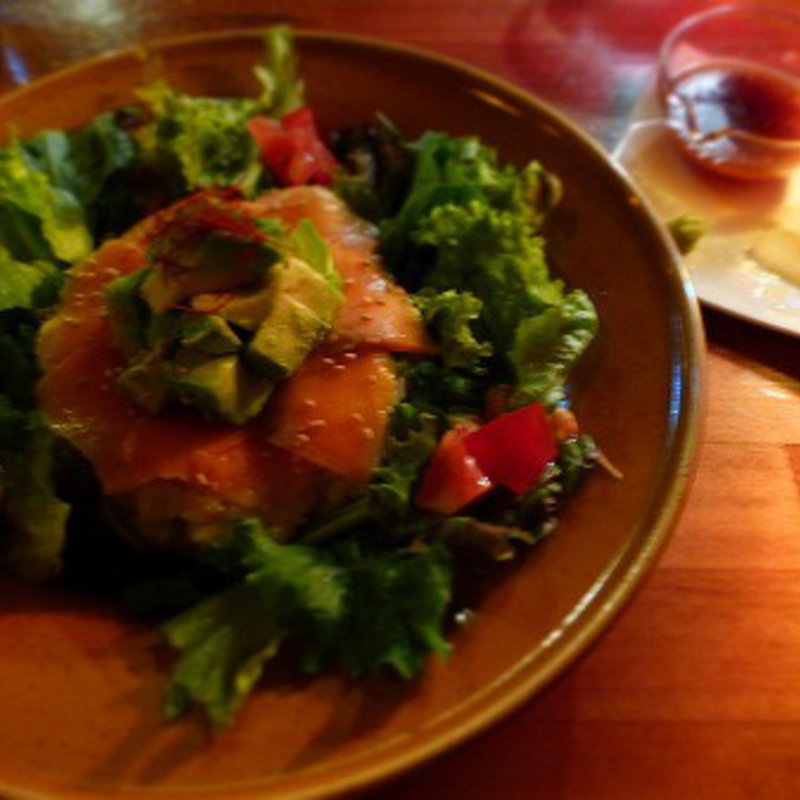 スモークサーモンとアボカドの丼(Grow up company)