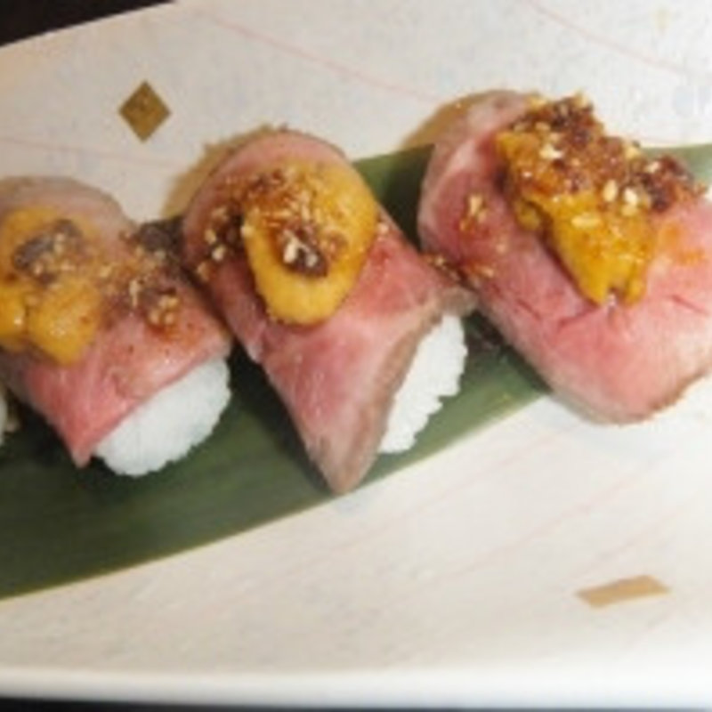 和牛ローストビーフの握り雲丹のあしらい(HAGOROMO 新宿野村ビル店)