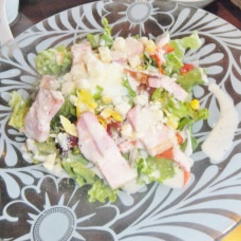 自家製ベーコンと温泉玉子のシーザーサラダ(HAGOROMO 新宿野村ビル店)