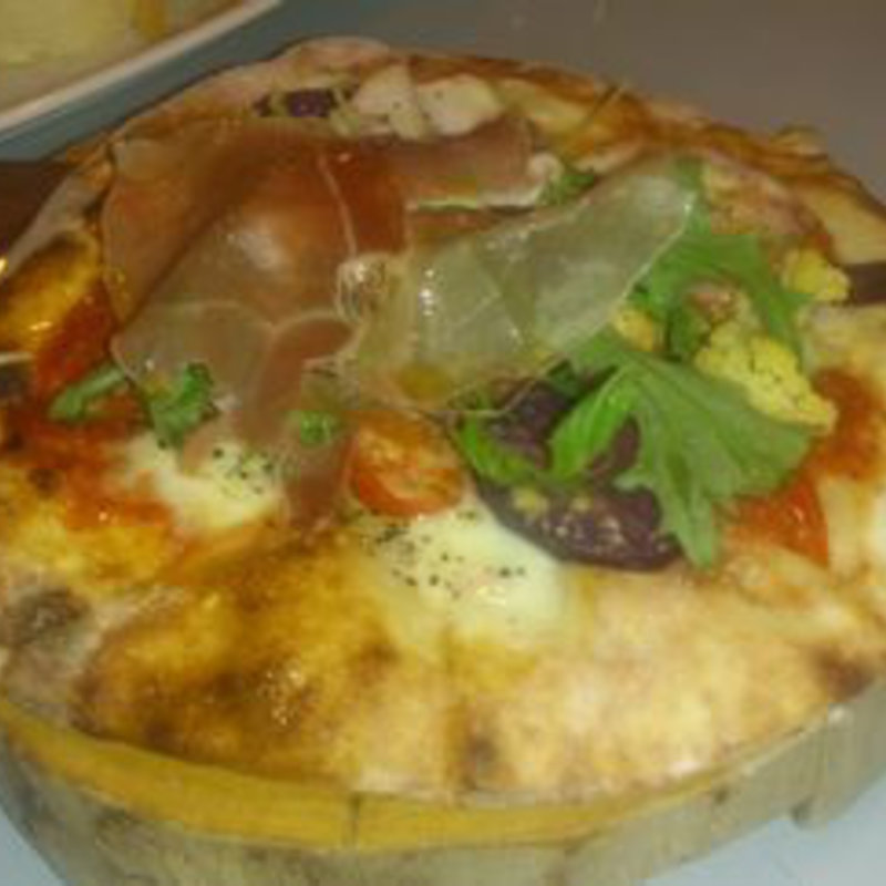 藤沢野菜とスモークモッツァレラのピッツア　生ハム添え(イルキャンティ・カフェ 江の島)