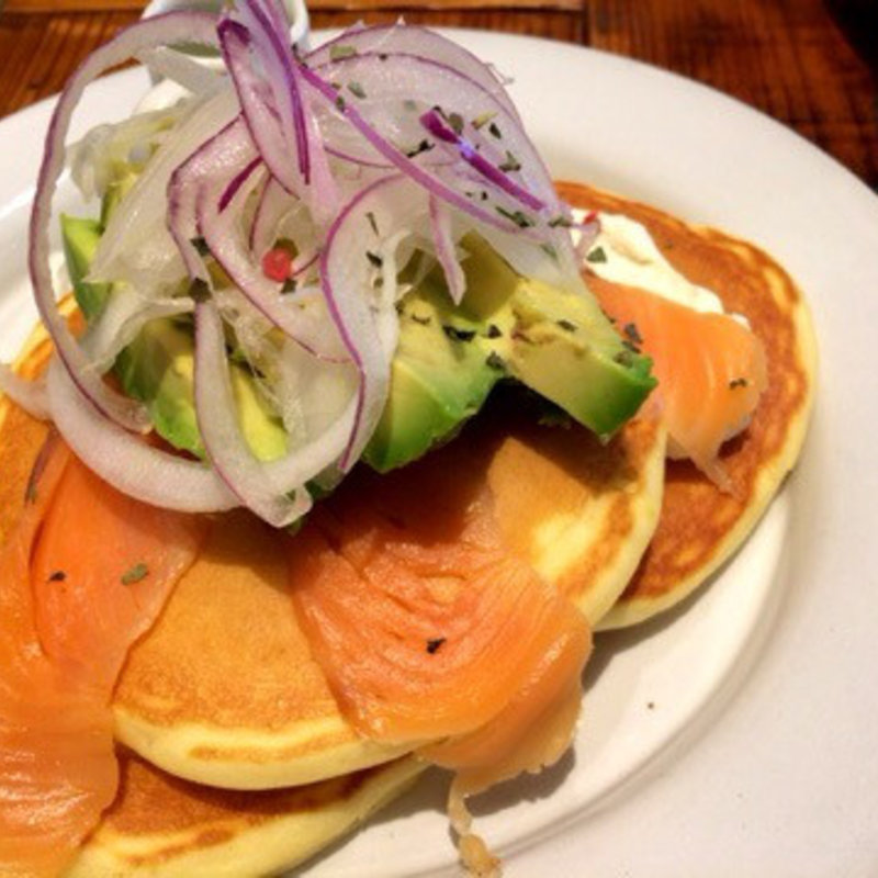 サーモンとアボカドのパンケーキ(J.S. PANCAKE CAFE 中野セントラルパーク店)