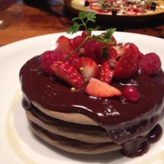 ビターチョコレートとレッドベリーのパンケーキ(JSパンケーキ)