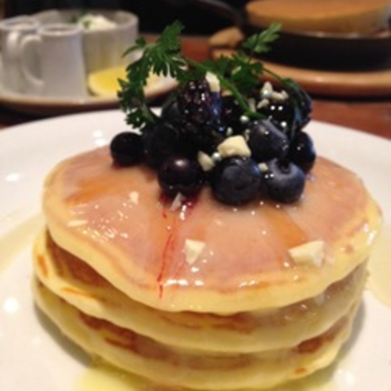ホワイトチョコレートとブルーベリーのパンケーキ(JSパンケーキ)