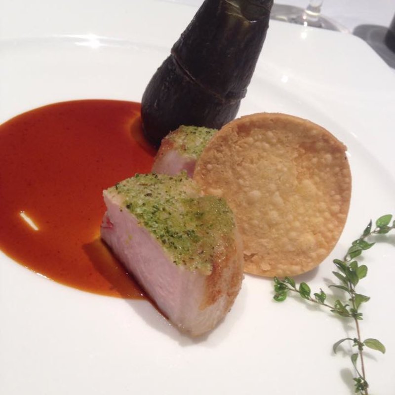 多様なハーブの香るパン粉を纏った豚のロース肉のロティ、野菜のファルシ ソッカのチップ(KEISUKE MATSUSHIMA （ケイスケ マツシマ【旧店名】レストラン アイ）)