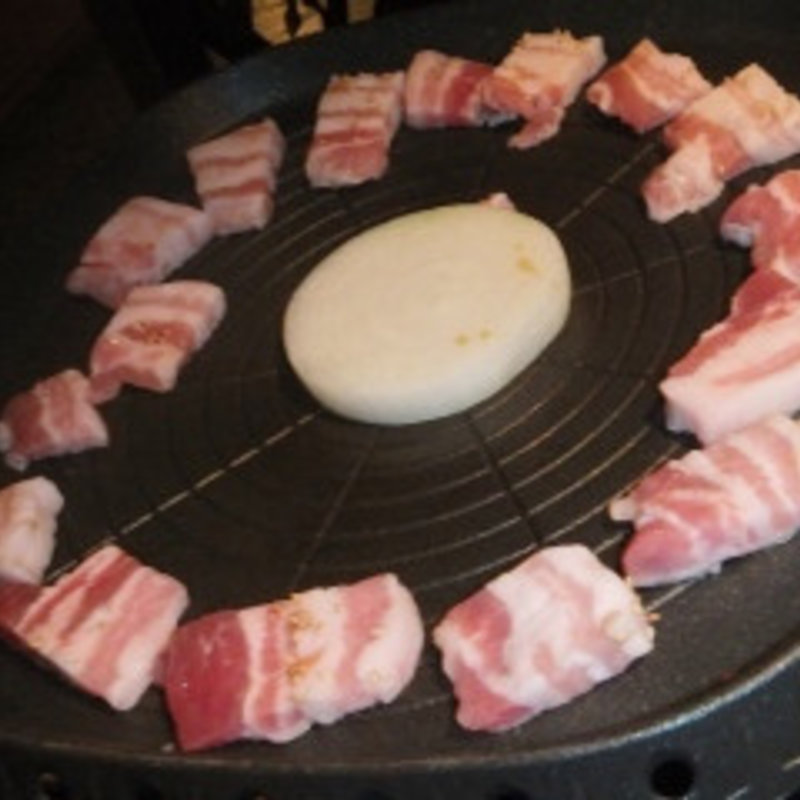 国産三元豚使用 ～厚切りサムギョプサル～（包み葉付き）(長寿韓酒房　銀座)