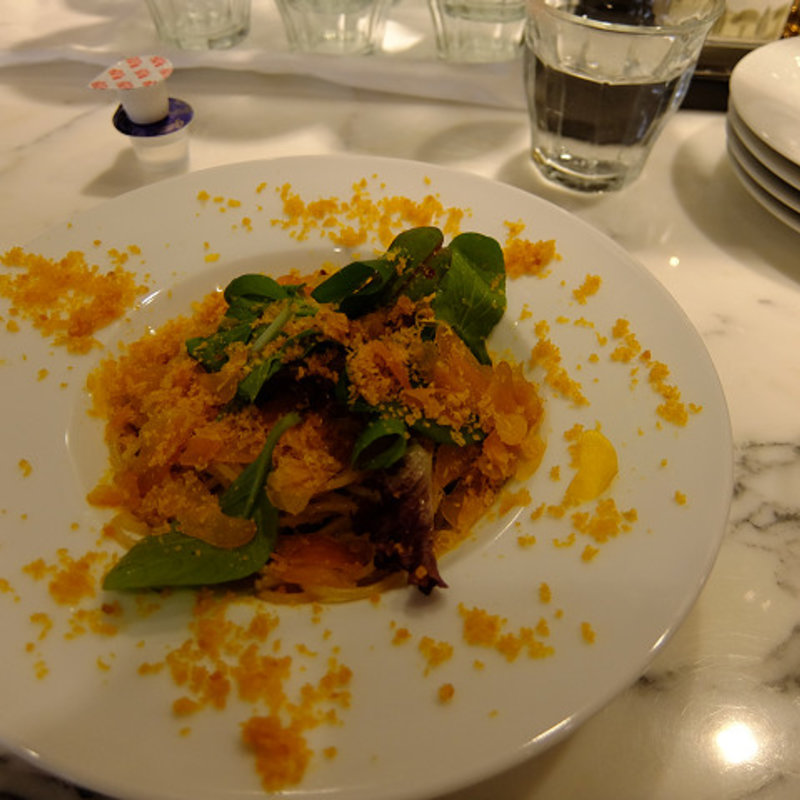 イタリア・サルディニア産カラスミたっぷりの有機ベビーリーフと全粒粉のパスタ(Le Bar a Vin52 AZABU TOKYO 関内店)