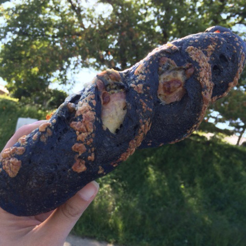 イカスミパン(Les Freres Moutaux 岩倉本店 （レ フレール ムトウ）)