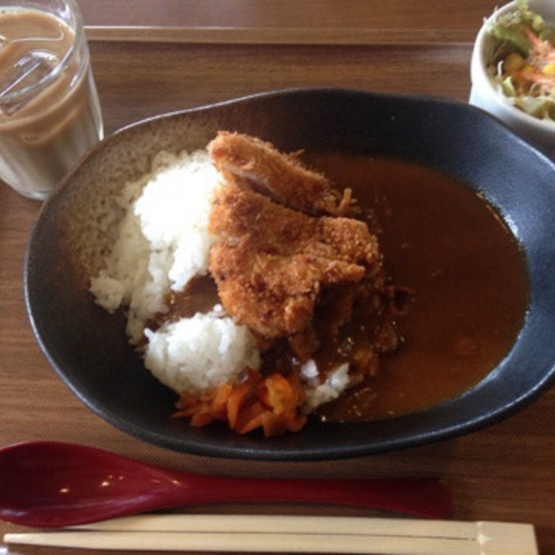 カレーと日替わり揚げ物とサラダとドリンクのセット（ランチパスポート）(LET'剛)