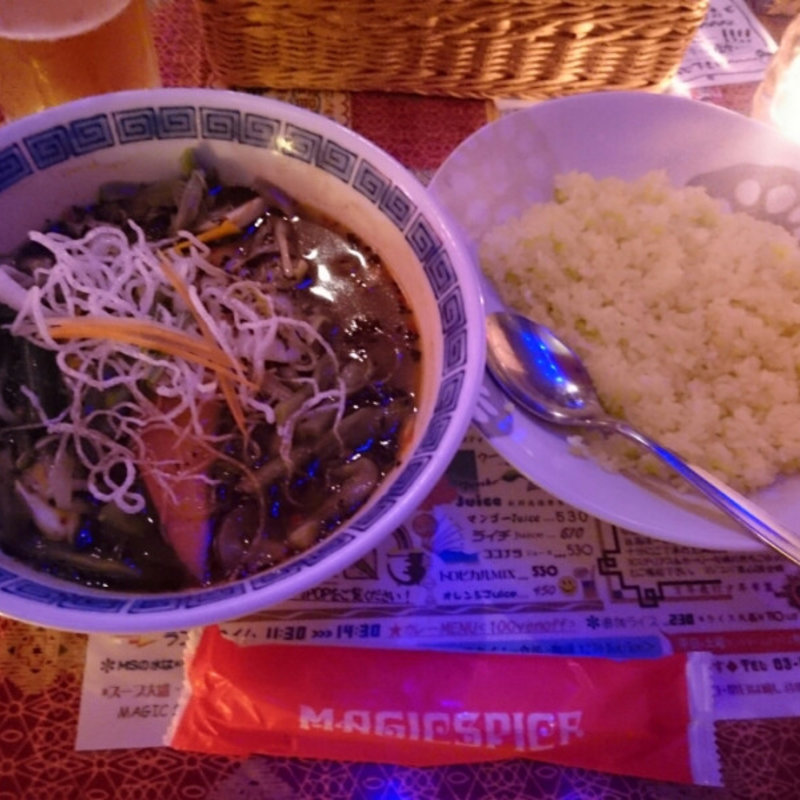 チキンカレーの虚空、山くらげトッピング(マジックスパイス 東京下北沢店)