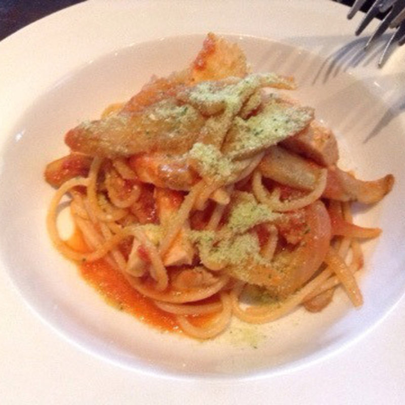 鶏肉とゴボウのトマトソース(MOKICHI TRATTORIA)