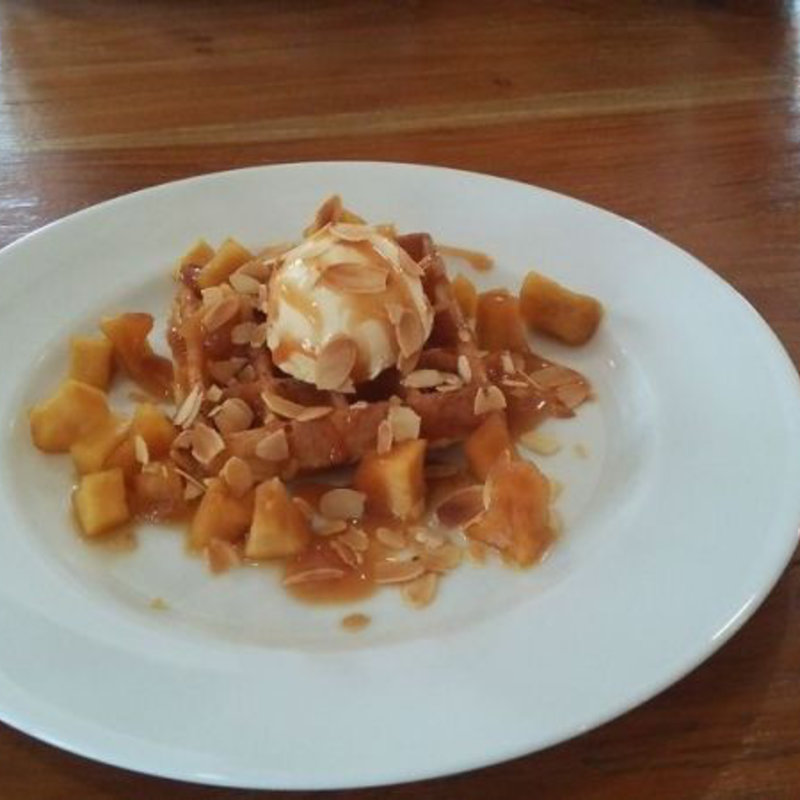 キャラメルとリンゴのワッフル(cafe ＆ lifestyle MOKU)