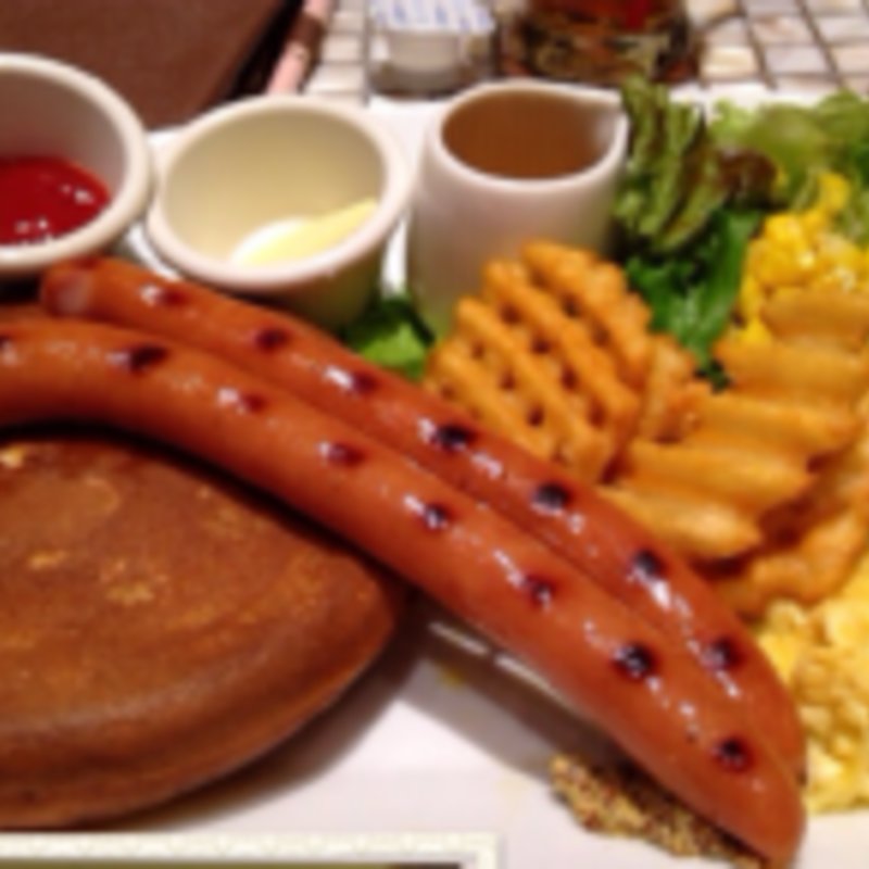 グリルソーセージのパンケーキセット(MOKUOLA DexeeDiner UILANI)