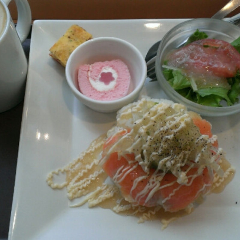 アボガドとスモークサーモンのプレート(NEW　YORKER'S　Cafe 町田店 （ニューヨーカーズカフェ）)