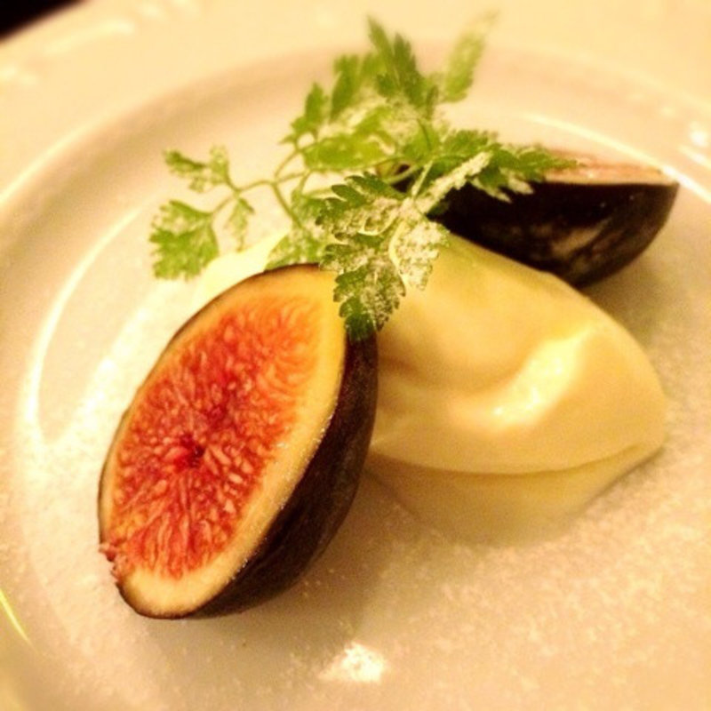 黒無花果を酸味の効いたクリームで(地中海食堂 オリｰヴァ)
