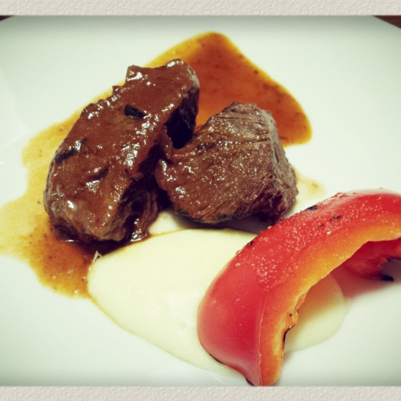 すね肉の赤ワイン煮込み(orizzonte （オリゾンテ）)