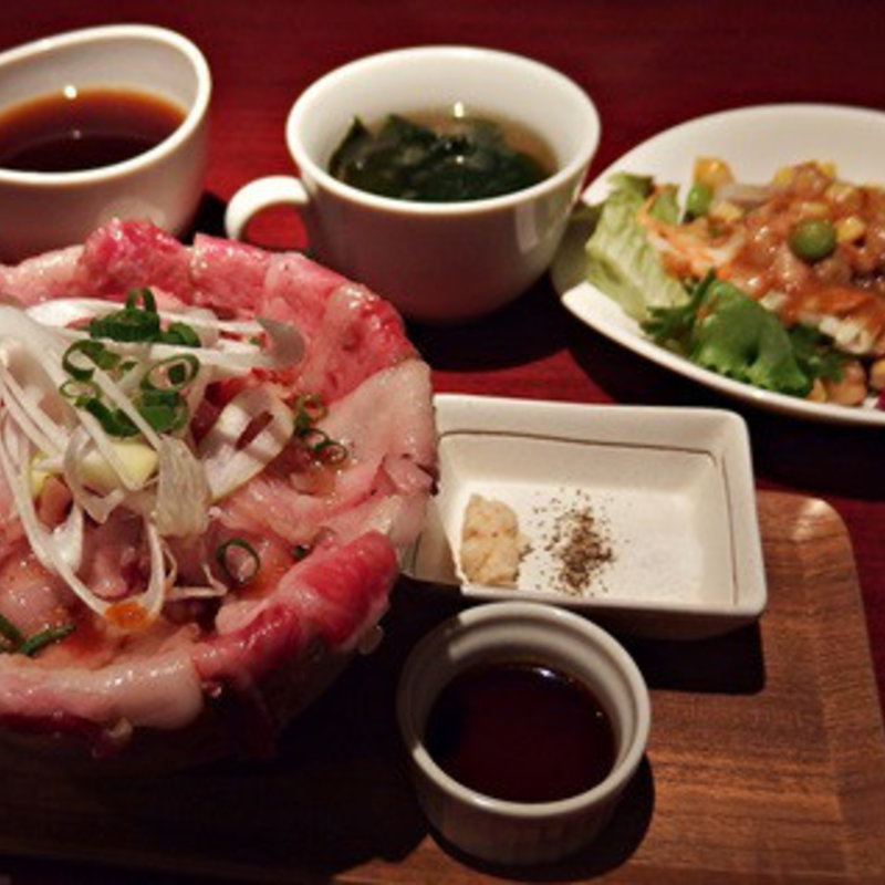 はみ出し牛カルビ丼(Pecori （ペコリ）)