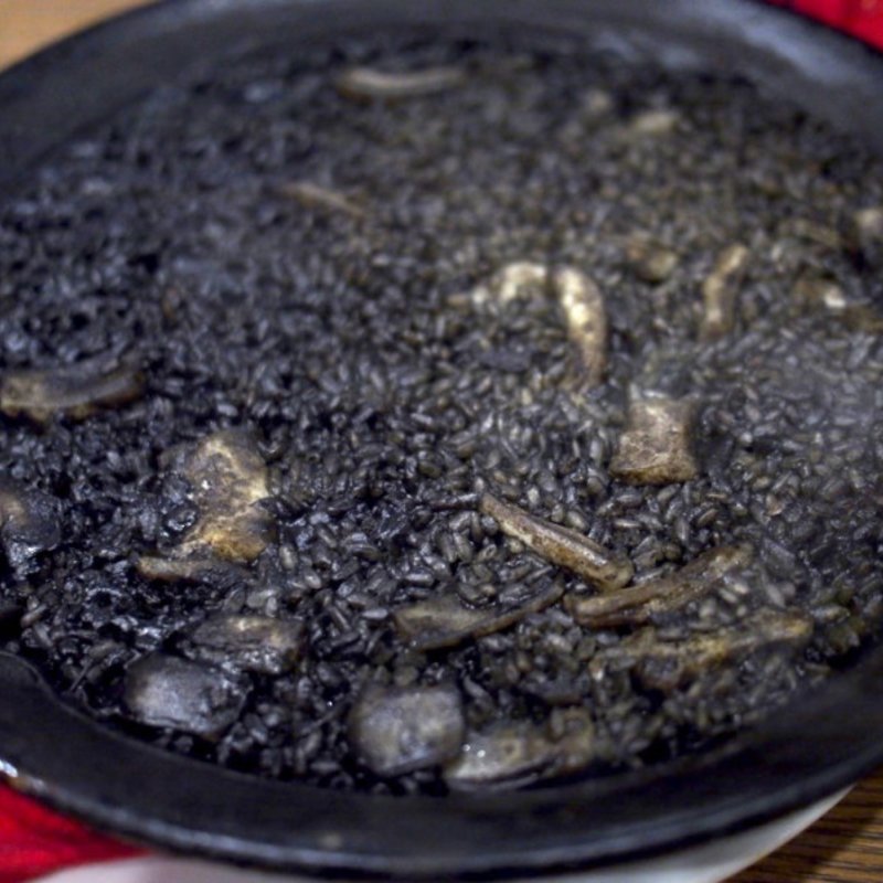 イカスミのパエリア(Pio Restaurant&Cafe)