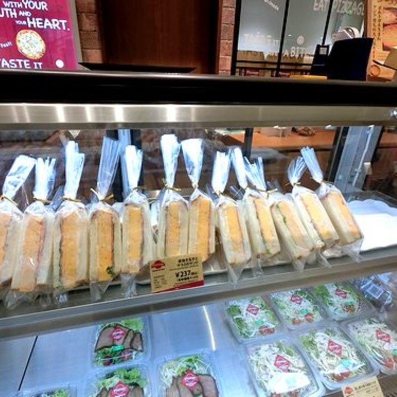 厚焼き玉子とサラミのサンド(手作りピザの店 ピザージュ博多マルイ店)