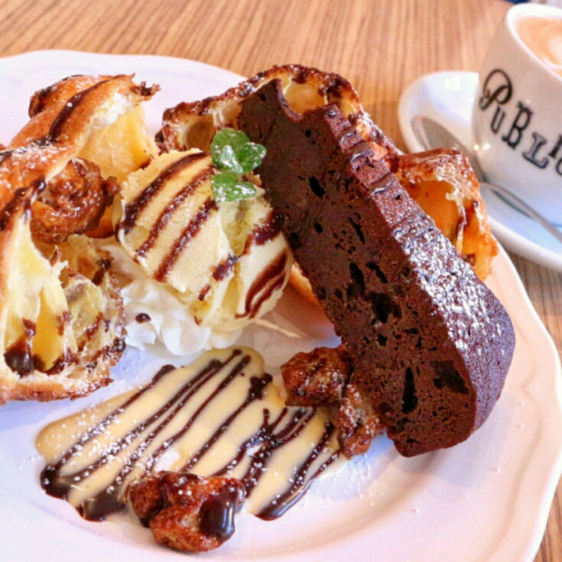 チョコレートブラウニーのポップオーバー(PUBLIC．COFFEE&BAR)