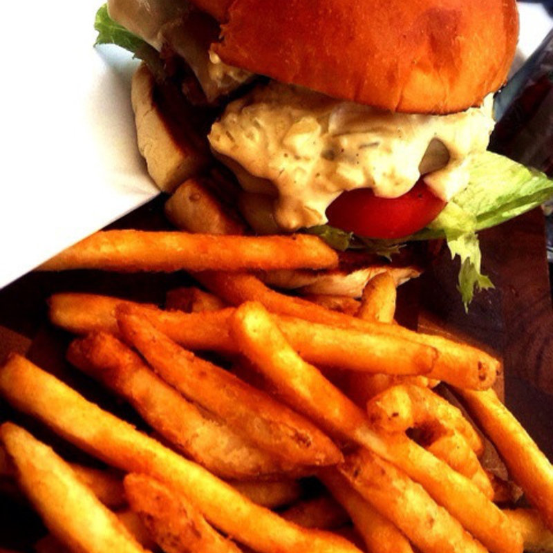 ハンバーガー（チーズトッピング）(Q plaza HARAJUKU(キュープラザ原宿))