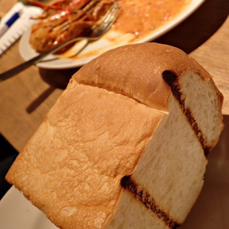 自家製焼きたてイギリスパン(QUEEN OF CHICKENS 恵比寿店 （クイーン　オブ　チキンズ）)