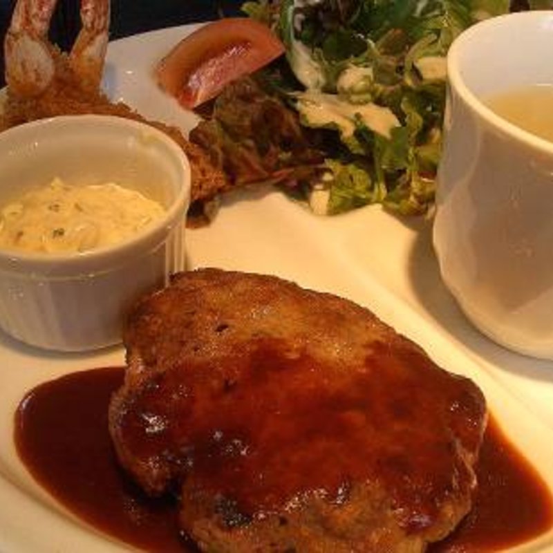 ハンバーグとエビフライ(RAMAI PULAU RESORT)