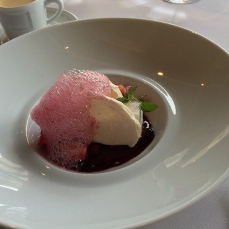 ミルクのパルフェ ベリーソースとカシスの泡(Restaurant Kazu)