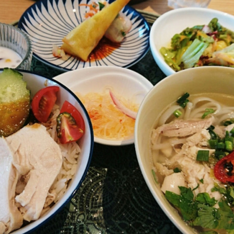 海南チキンライスと茹で鶏ヌードルセット(Rice people,Nice people!)