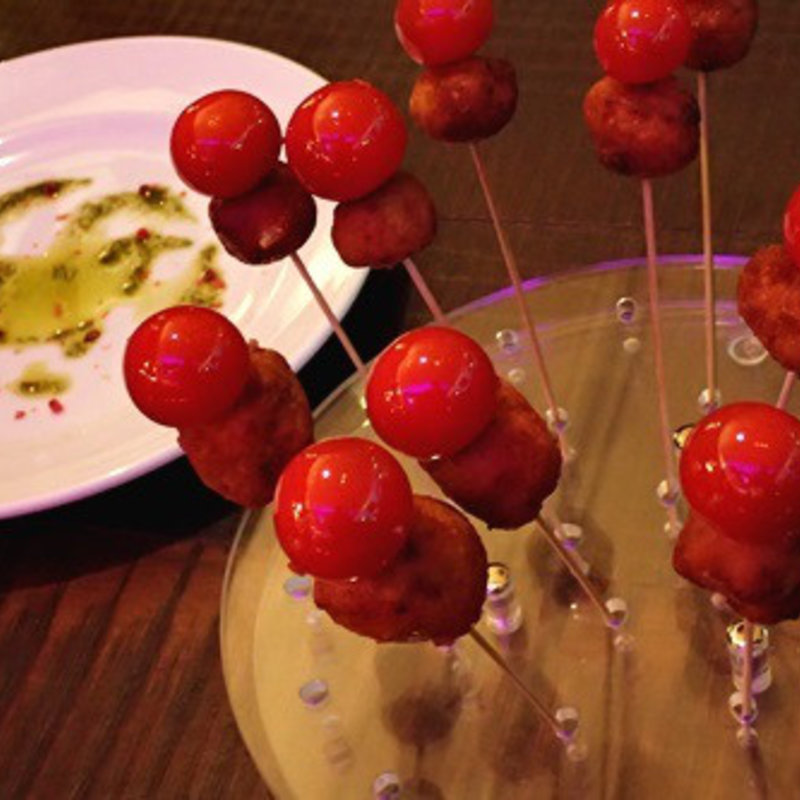 イベリコカツとトマトのピンチョモルーノ(SPANISH DINING Rico)