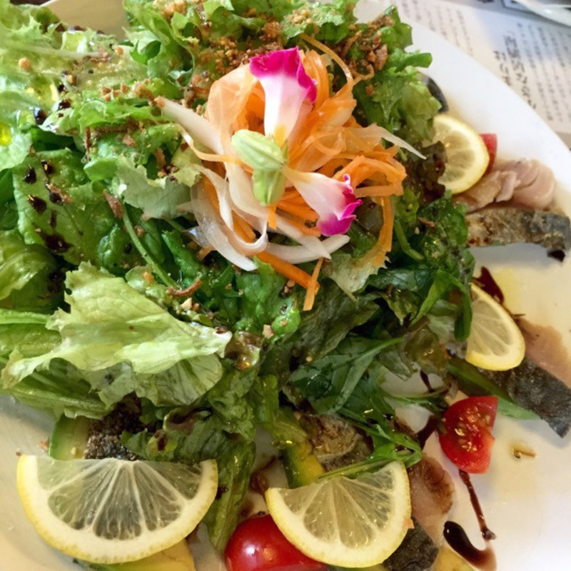 カラダとアタマのアンチエイジングとろさば燻製と緑黄色野菜のトレビアン美人サラダ(SABAR 大阪福島店)