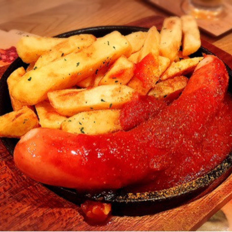 ベルリン スパイシーソーセージ（カリーヴルストまたはカレーヴルスト）ソーセージとポテトの甘辛カレ-風味ソース添え(SCHMATZ （シュマッツ ビア ダイニング）)