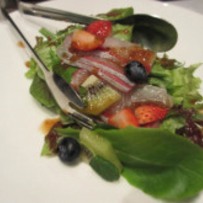 鮮魚とフルーツのさっぱりサラダ(SHARI THE TOKYO SUSHI BAR)