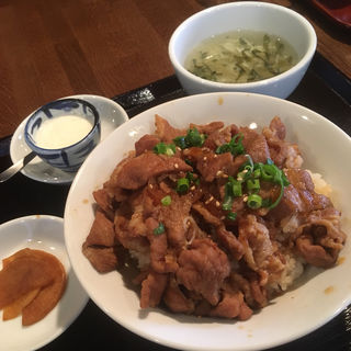 豚満腹丼(餃子と中国家庭料理 老虎荘)