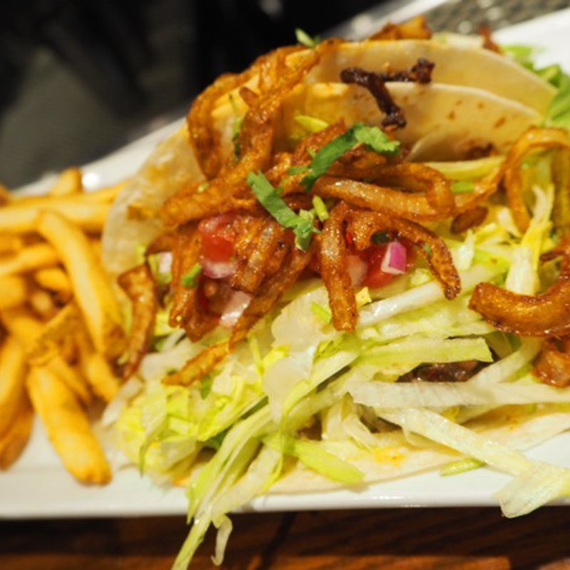 アウトレイジャス　BBQ　ビーフ　タコス(T.G.I. FRIDAYS 品川店 （ティージーアイ フライデーズ）)