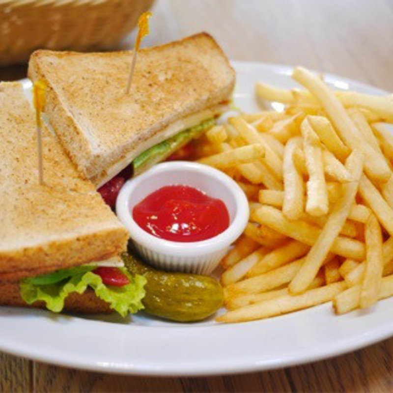 ジャックチーズ、レタス、トマト、アボカドのウィートブレッドサンド(T.Y.HARBOR)