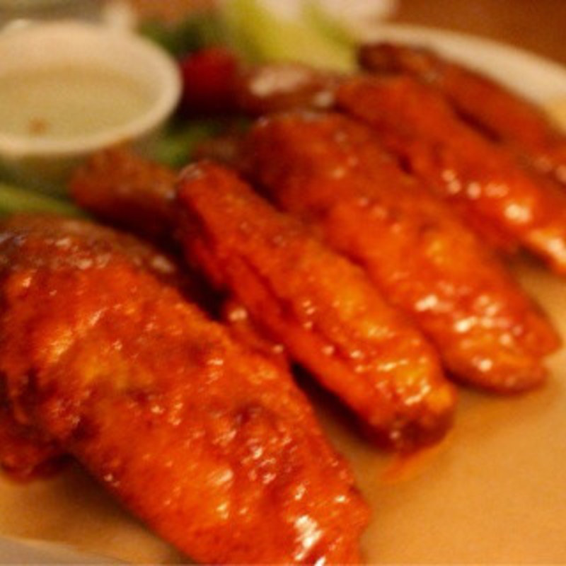 スパイシーNYチキンウイング ブルーチーズディップとセロリスティック(T.Y.HARBOR)