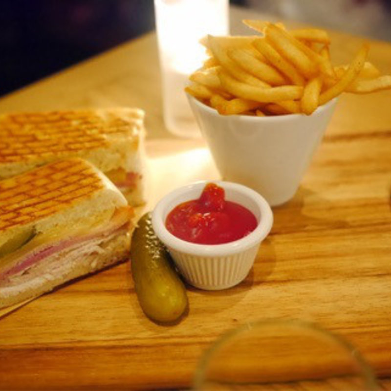 ローストポーク、ハニーベイクドハム、エメンタールチーズのキューバンサンド (T.Y.HARBOR)