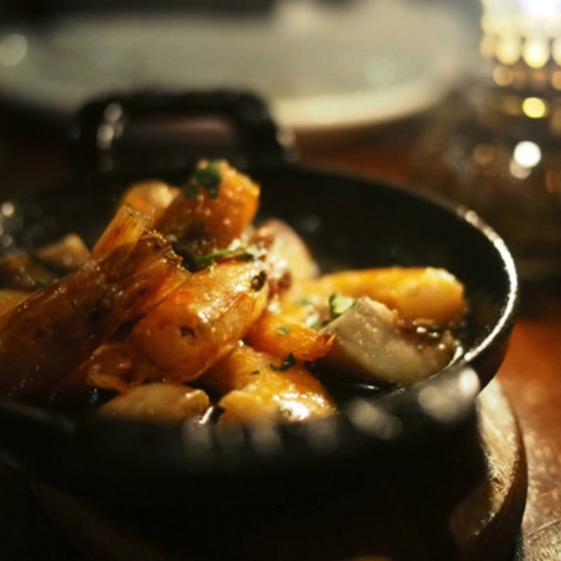 天然海老とマッシュルームのアヒージョ(Terrace Dining TANGO)