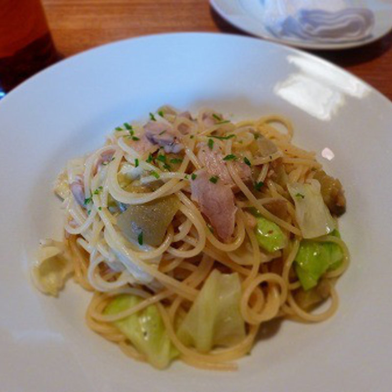 スモークチキンとキャベツとナスのガーリックパスタ(Taverna Picco)