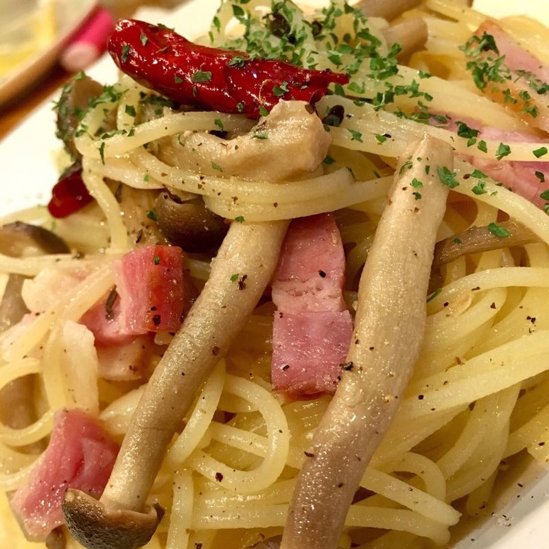 茸とベーコンのペペロンチーノ(バルARIKADO)