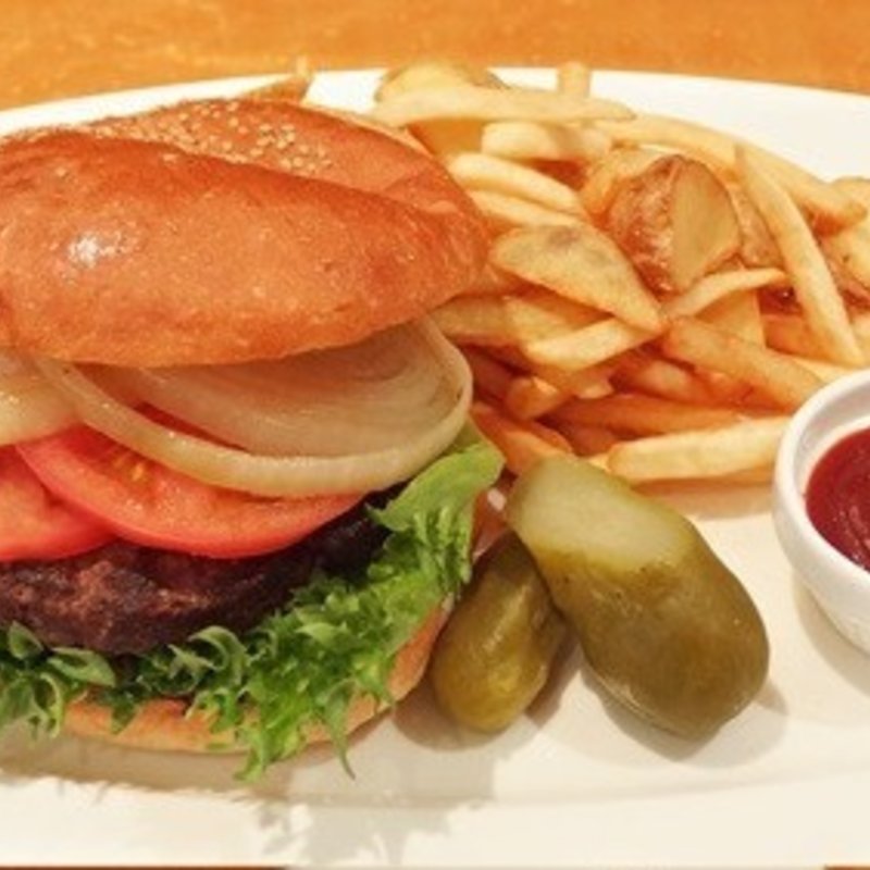 tcc・プレミアム・デラックスバーガー（150g）　with 1トッピング(tcc GINZAの洋食)