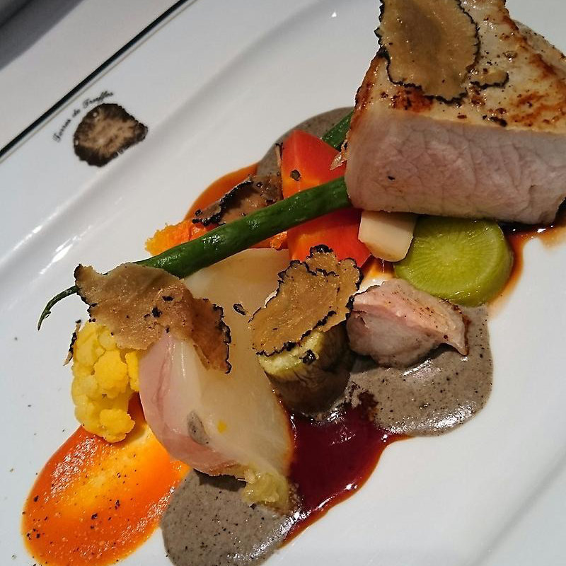 群馬県産加藤ポークの低温調理
黒ゴマソース、スライスしたトリュフ(Terres de Truffes, Tokyo （テール・ド・トリュフ東京）)