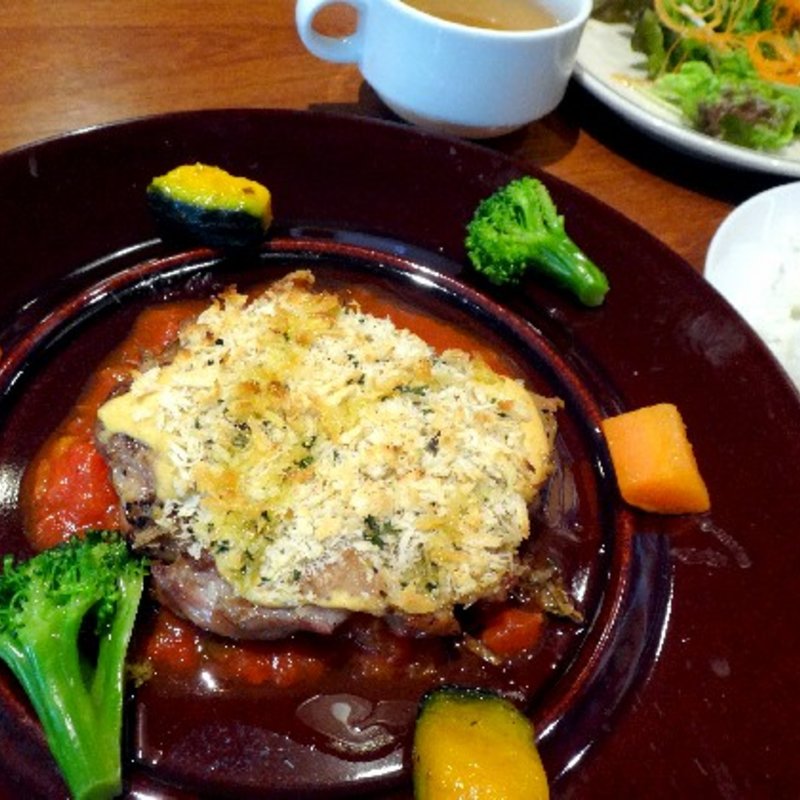 鶏モモ肉のグリル小悪魔風香草パン粉焼き(THE CAMP CAFE & GRILL)