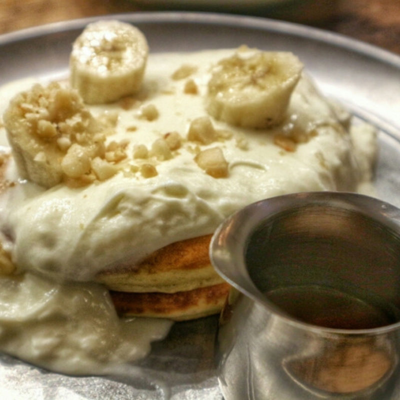 マカダミアソースのバナナキャラメルパンケーキ(THE MOST COFFEE)