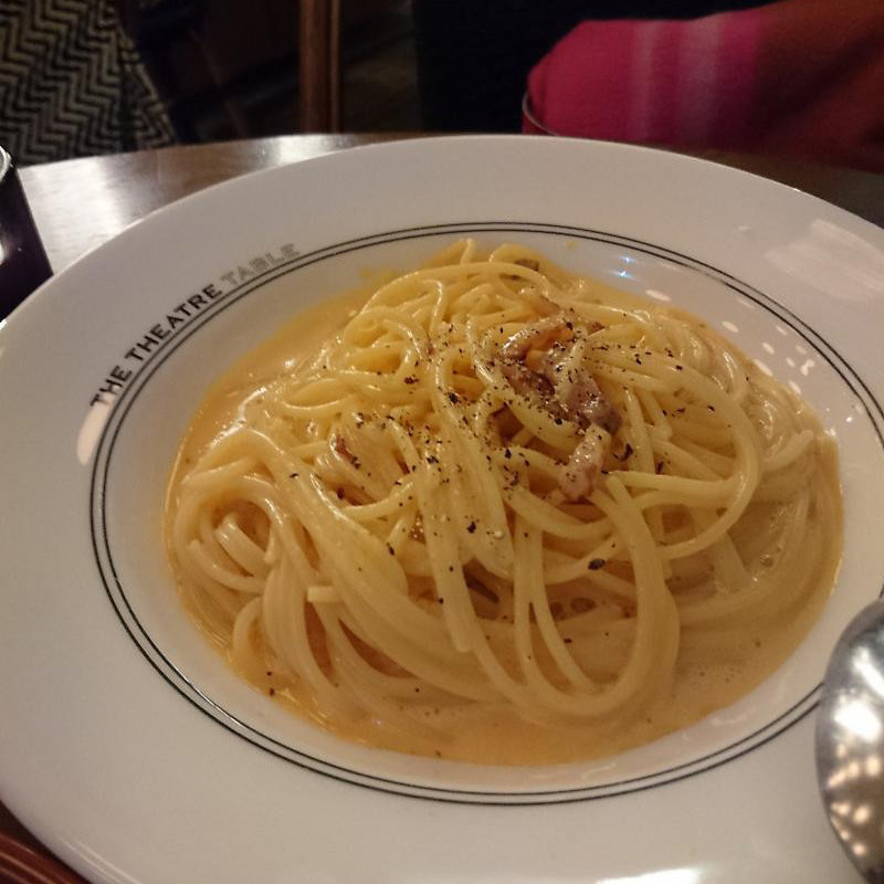 濃厚なカルボナーラ、トリュフ風味(THE THEATRE TABLE)