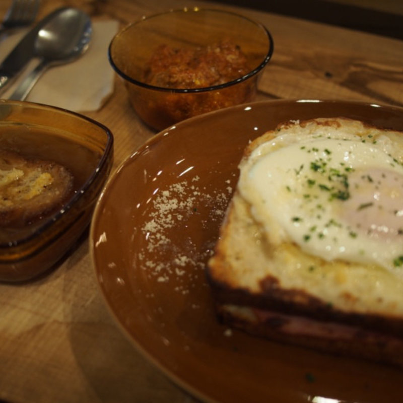 クロックマダム、サイドにオニオングラタンスープとミートボール(TOLO SAND HAUS （トロサンドハウス）)