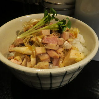 チャーシュー小丼(Tonari 牡蠣・拉麺・炭火焼)