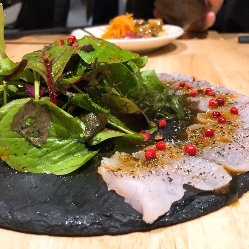 鮫のスパイスカルパッチョ(スパイスバー コザブロ)