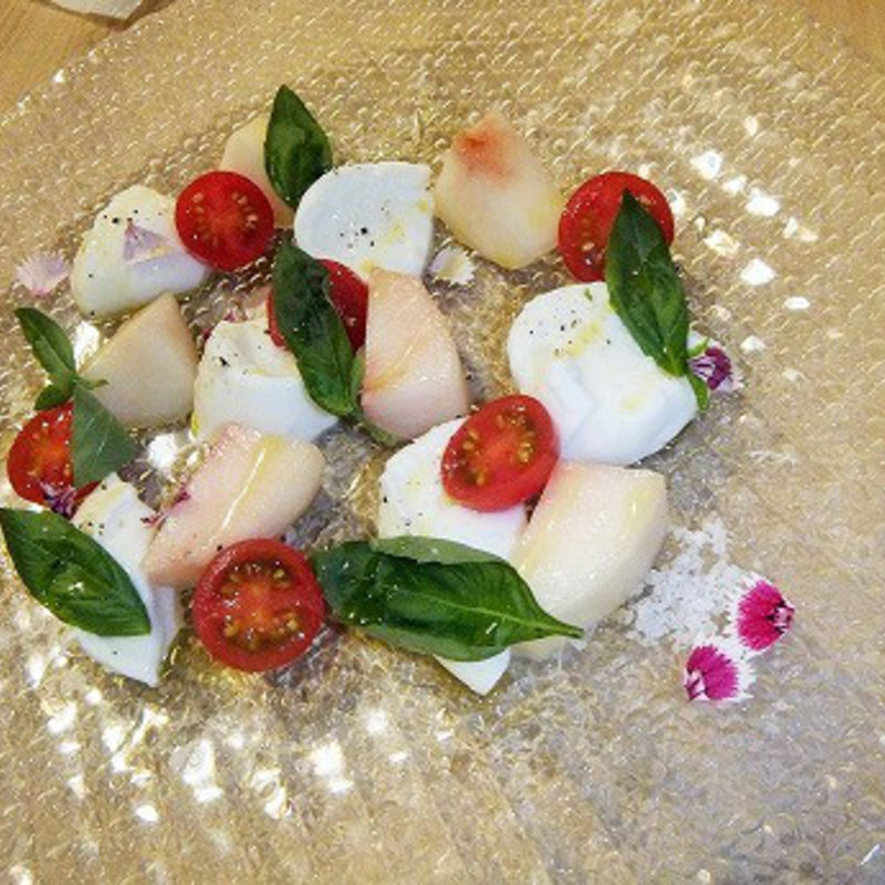 桃のカプレーゼ(TRATTORIA PESCHERIA SELVAGGIO PRIMO （トラットリア ペスケリア セルバッジョ）)